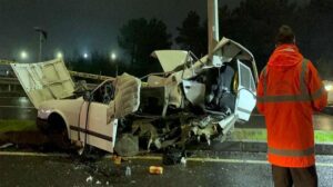 Çerkezköy- Kapaklı Yolu Yünsa Kavşağı’nda Ağır Hasarlı Kaza: Aydınlatma Direğine Çarpan Otomobil İkiye Bölündü