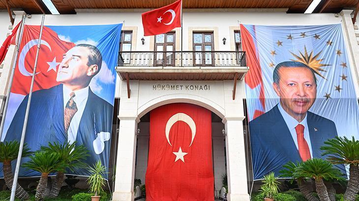 Cumhuriyet’in Yolculuğunu Taşıyan 1920’lere Ait El Yapımı Türk Bayrağı Antalya’da Dalgalanıyor