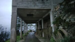 Dikkaya Çay Alım Noktasında Yol Üzerinde Kolonlarla Yükseltilen Çözüm: Ulaşımı Aksatmadan Müstahsil ve Taşıtlar İçin Yeni Nokta