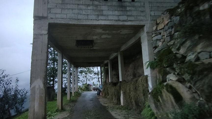 Dikkaya Çay Alım Noktasında Yol Üzerinde Kolonlarla Yükseltilen Çözüm: Ulaşımı Aksatmadan Müstahsil ve Taşıtlar İçin Yeni Nokta