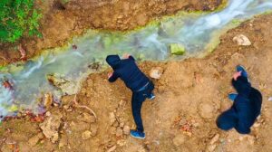 Emendere Mahallesi’nde Sular Yine Aktı: Depremlerin Ardından Doğan Su Kaynağı Yeniden Canlandı