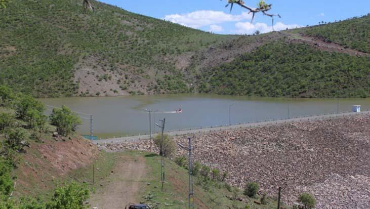 Gülbahar Barajı Gölü’nde Su Seviyesi Keskin Düşüş: İklim Değişikliği ve Kontrolsüz Sulamaya Karşı Umut Işığı