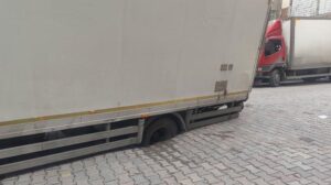 Haznedar’da Geçici Yol Kepçeyle Onarılınca Trafik Tekrar Akışına Kavuştu