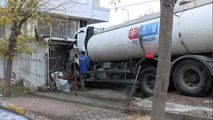 İSKİ Tankerinin Hızla Kayması: Küçükçekmece’de İş Yeri ve Bina Girişi Zarar Gördü