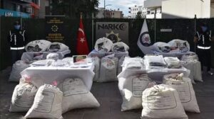 İzmir’de Uyuşturucu Operasyonlarında Rekor Yüklü Yakalamalar ve Gözaltılar