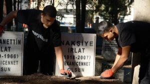 Karacabey Mezarlığında Kimsesiz Mezarları Gönüllü Temizlik: İki Kardeşin Umut Dolu Bakımı