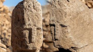 Karahantepe’de İlk Yüzlü T biçimli Dikilitaş: Neolitik İnsan Tasvirinde Yeni Bir Dönem