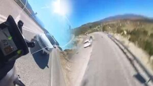 Kask Kamerasında Şok Anlar: Ters Yönden Gelen Aracın Çarpması Kameraya Yansıdı