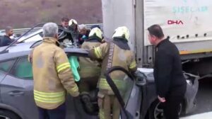 Korkutucu Çarpışma Anı: Otomobil TIR’a Vurdu, Sürücü Yaralandı ve Hız Sınırları Konuşuldu