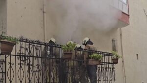 Namık Kemal Mahallesi’nde Çatı Katında Başlayan Yangın: 4 Kişi Tahliye Edildi ve Evcil Hayvanlar Güvende
