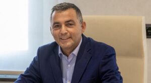 Niyazi Nefi Kara CHP’den İstifa Açıkladı: Belediye Başkanı Görevinden Uzaklaştırılmasının Ardından Gözyaşları ve Kararlılık