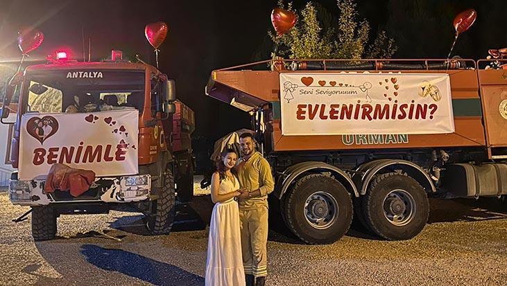 Orman İşçisinin Sürpriz Teklifi: Arazöz Üstünde Romantik Bir An