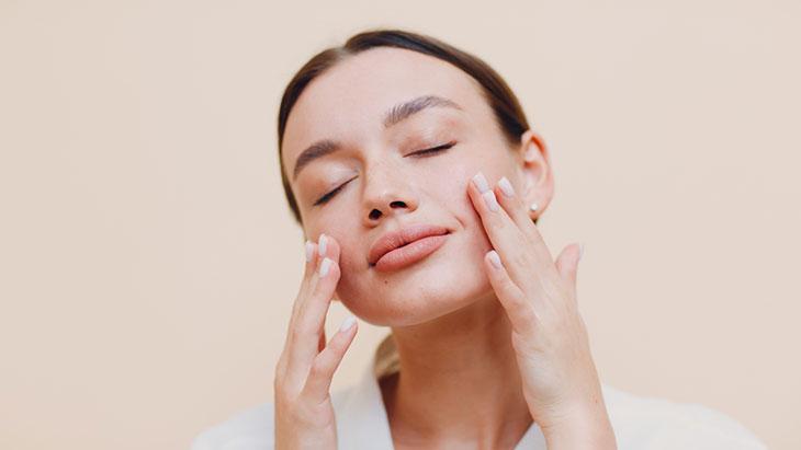 Soğuk Havalarda Cildinizi Korumanın Yolları: Nemlendirme ve Dudak Bakımı