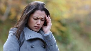 Sonbaharda Baş Ağrıları: Nedenler, Uygulanabilir Çözümler ve Acil Uyarılar
