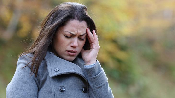 Sonbaharda Baş Ağrıları: Nedenler, Uygulanabilir Çözümler ve Acil Uyarılar