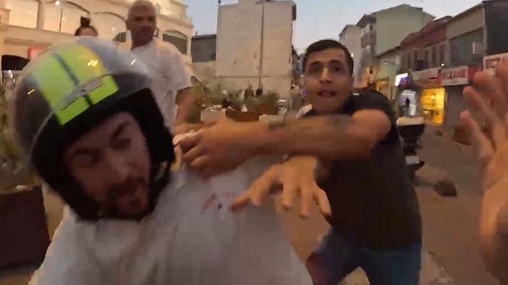 Tarlabaşı’nda Motosiklet Trieyle Takip: İspanyol Youtuber’a Saldırı ve Sonrası Gözaltılar