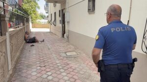 Tinerle Kendini Yakmaya Çabasından Arkadaşı İle Sığınaklı Kurtarma Anı