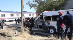 Tren ve Öğrenci Servisi Çarpışması: Olayın Detayları ve Yetkililerin Açıklamaları