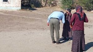 Yaşlılara Gönülden Dokunan Çat Kapı Ziyaretleri: Meryem Nine’nin Doğum Gününe Özel Sürpriz