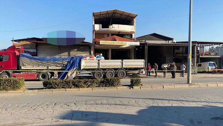 Alaşehir’de Trafik Kazası: Ekip Aracı TIR dorsesine Girdi, İki Polisin Durumu