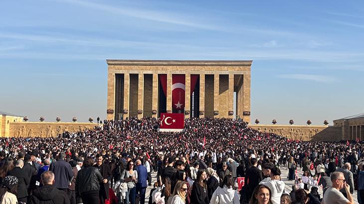 Anıtkabir Ziyareti: Sabah Devlet Erkanının Resmi Töreninin Ardından Halkın Akını