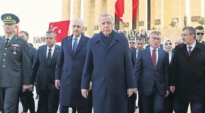 Anıtkabir’de Devlet Erkanı ve Liderlerin Resmi Töreni: Saygı ve Sohbet Anları