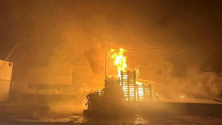Antalya Meyve-Sebze Paketleme Deposu Yangını: 3 Saatlik Müdahale ile Kontrol Altında