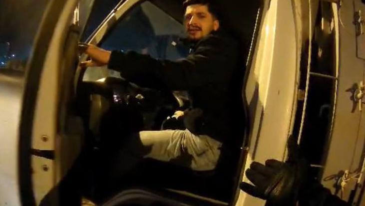 Arnavutköy’de Motosikletliye Yönelik Saldırıda Kamyonet Şoförünün Sözleri ve Kavgaya Dönüş