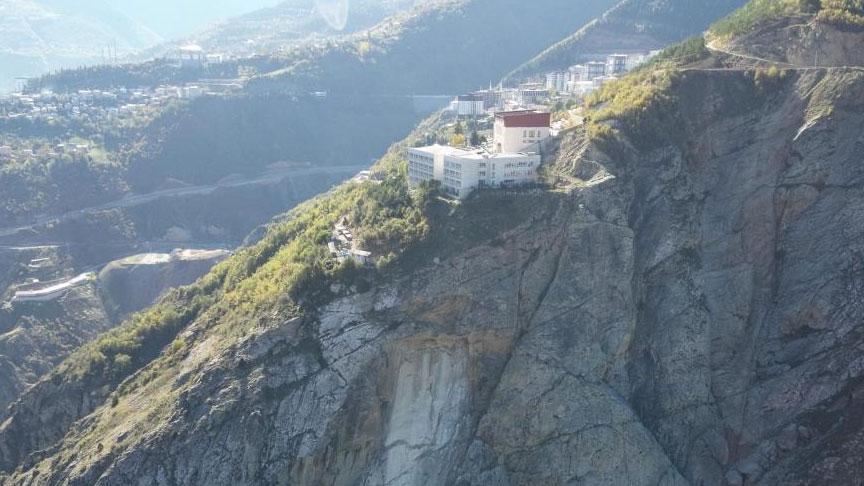 Ayhan Şahenk Lisesi’nde Kaya Düşmesi ve Yetkililerin Tahliye Kararı