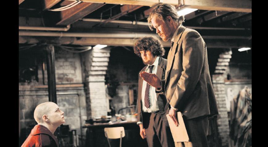 Bugonia ile Lanthimos’un Yeni Yorumu: Emma Stone’la Şiddetin Gölgeleri ve Zihin Oyunu