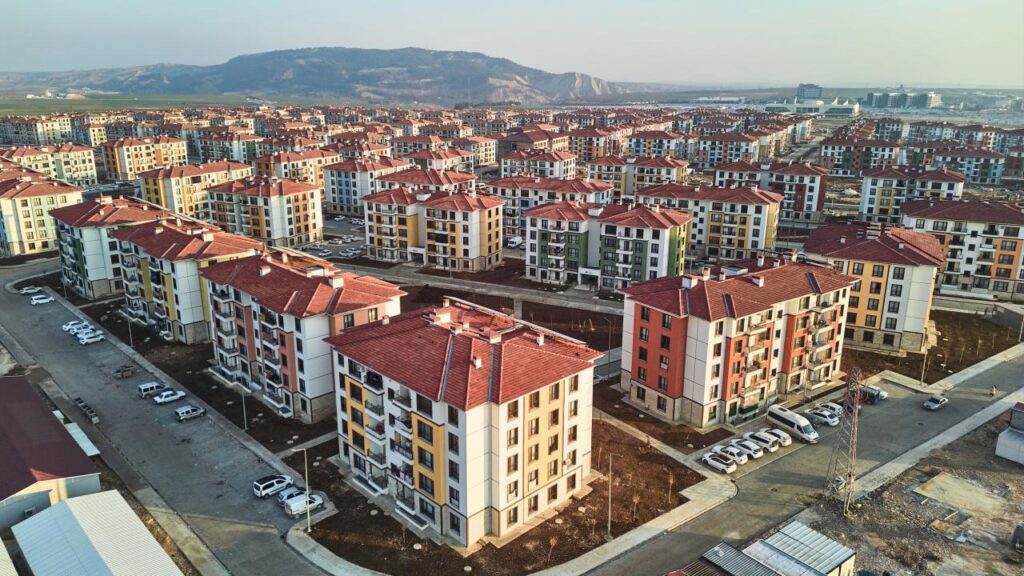 Deprem Sonrası Şehirler: 350 BİN ÖNEMLİ TESLİMATIN YOLCULUĞU ve Geniş İyileştirme Hedefleri