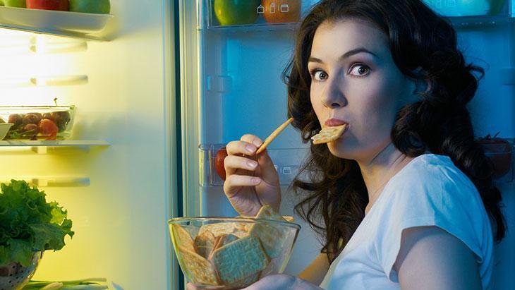 Doyumsuz Atıştırma İçin Stratejiler: Düşünceyi Fark Etmek ve Hızlı Nefesle Durdurmak