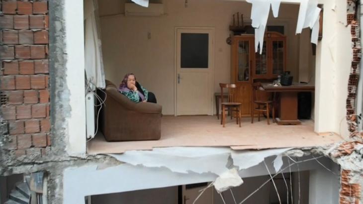 Duvarsız Evinin İçindeki Endişeli Sesler: Yıkımın Ardında Kalan Eşyalar ve Yaşanan Süreç