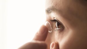 Göz Doktoru Uyarısı: Kontakt Lenslerinde Hijyen ve Kullanım Kuralları