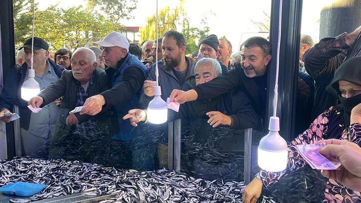 Hopalı Balıkçılar bu Yıl da Hamsi Fiyatlarıyla Gönülleri Fethetti: Kampanya Devam Ediyor