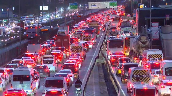 İstanbul’da Gün Sonu Trafik Yoğunluğu: Köprüler ve Otoyollar Kilitli