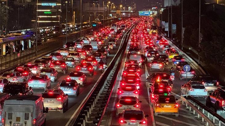 İstanbul’da Mesai Sonunda Yoğun Trafik ve Yol Durumu Güncellemesi