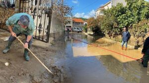 İzmir’de Sağanakta Taşkın ve Yol Ulaşımdaki Zorluklar: Bölgelerde Kapsamlı Müdahaleler