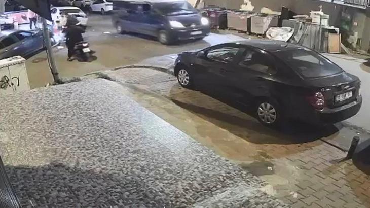 İzzetpaşa’da Sokak Kavgası: Motosikletliye Bıçaklı Saldırı ve Olayın Güvenlik Kameralarına Yansıması