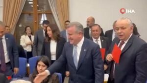 Kamuoyu Gündeminde Bakan ile CHP Grubu Arasındaki Komik Diálogo: VAR ve Kırmızı Kart Gerginliği