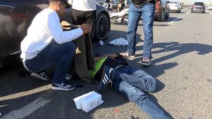 Okmeydanı-Hasdal Yolu’nda Motosikletli Sürücü Ağır Yaralı: Çevredekilerden Yardım ve Trafik Mücadelesi