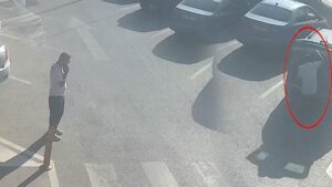 Pendik’te Park Halindeki Otomobilden 50 Bin Lira Değerinde Laptop Hırsızlığı Kamerada