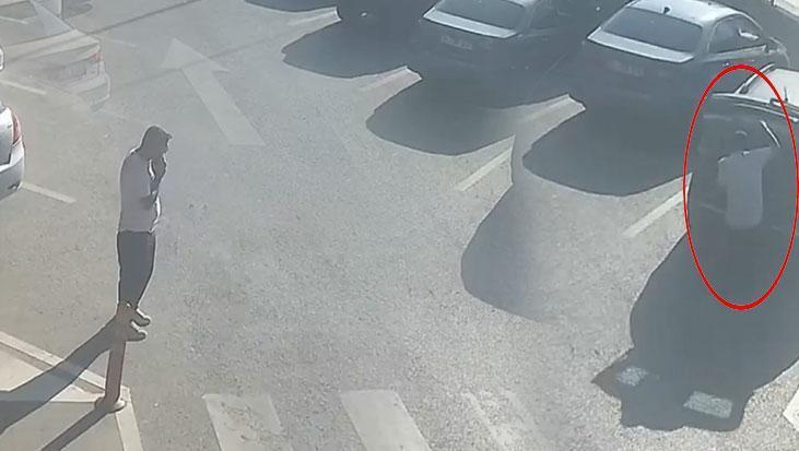 Pendik’te Park Halindeki Otomobilden 50 Bin Lira Değerinde Laptop Hırsızlığı Kamerada