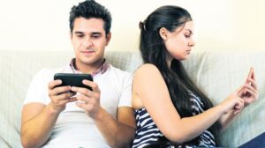 Phubbing Tehlikesi: İlişkilerde Dikkatin Telefona Kayması ve Sonuçları