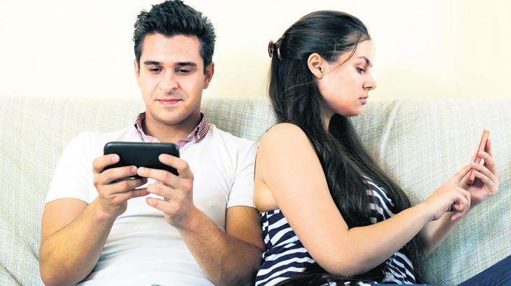 Phubbing Tehlikesi: İlişkilerde Dikkatin Telefona Kayması ve Sonuçları