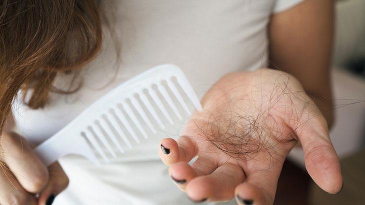 Saç Dökülmesini Etkileyen Faktörler ve Yönetim Önerileri