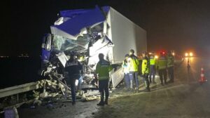 TAG Otoyolu Ceyhan Sirkeli Geçişinde Yolcu Otobüsü ve TIR Çarpışması: Yaralılar Var