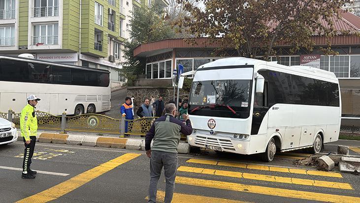 Trafiğin yoğun olduğu Atatürk Bulvarı’nda sisli zeminde otobüs kuyruğu ve yolda oluşan aksama