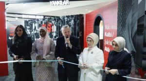 Yankılar Sergisi: Şule Yüksel Şenler ile Malcolm X’in Mirasını İstanbul’da Yaşatmanın Anlamı