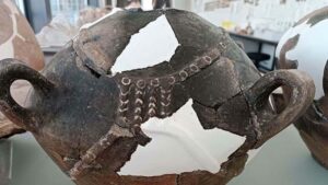 Yassıtepe Höyüğü’nde 5 Bin Yıllık Gerdanlık Kabartmalı Kaplar Keşfedildi